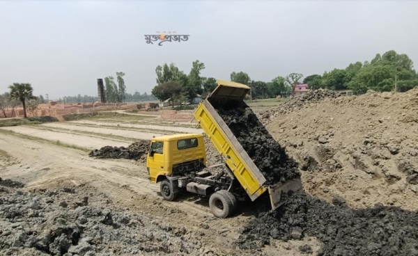 সাঁথিয়ায় ইটভাটায় মাটি বিক্রি নষ্ট হয়ে যাচ্ছে পাকা সড়ক