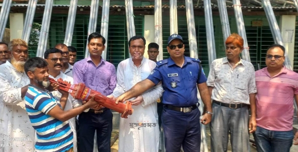 চৌহালী উপজেলা পরিষদের উদ্যোগে এডিপির টিউবওয়েল বিতরণ