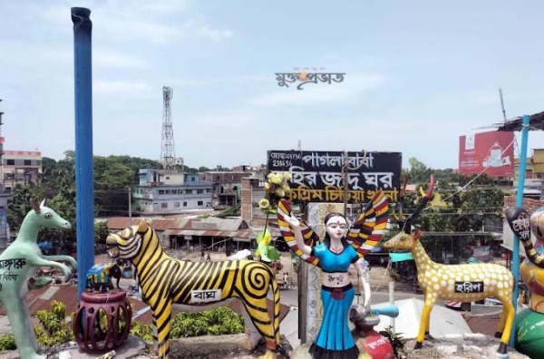 সাঁথিয়ায় বাড়ির ছাদে কৃত্রিম চিড়িয়াখানা ও মিনি শিশুপার্ক মানুষের দৃষ্টি কাড়ছে