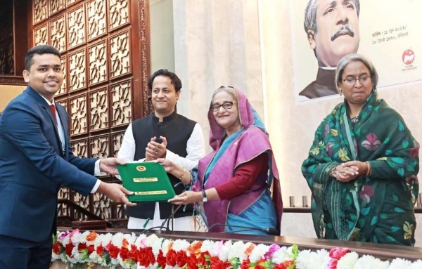 বঙ্গবন্ধু শেখ মুজিব অ্যাওয়ার্ড পেলেন জবির সাইমুম 
