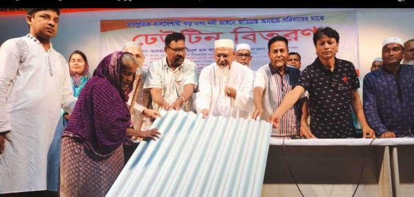 ইসলামপুরে ৩৭০ পরিবারের মাঝে ঢেউটিন বিতরণ