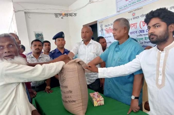 হাতীবান্ধায় ভিজিএফের চাল বিতরণ