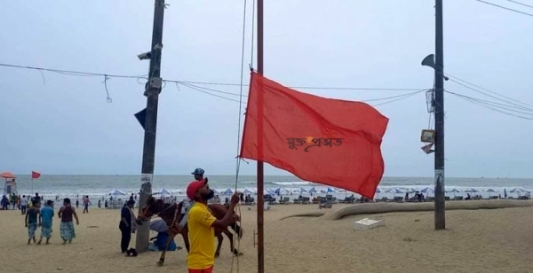 ঘূর্ণিঝড়ের প্রভাব পড়তে শুরু করেছে কক্সবাজারে