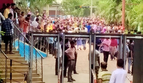 রূপগঞ্জে  পোশাক কারখানায় শ্রমিক অসন্তোষ বিক্ষোভ চলছে
