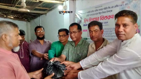 বদলগাছীতে ব্যাটারী চালিত অটোরিক্সা সমিতির সদস্যদের মাঝে ঈদ উপহার বিতরণ 