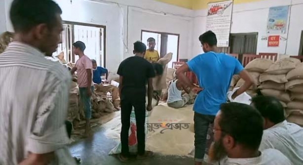 বদলগাছীতে ভিজিএফ চাল উধাও; চাল বিতরণে অনিয়মের অভিযোগ