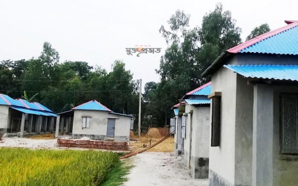 আশ্রয়ণের ঘরের নির্মাণকাজ মন ছুঁয়েছে ভোগীদের