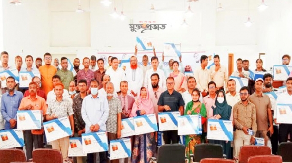 তাড়াশে প্রাথমিক বিদ্যালয়ে ল্যাপটপ বিতরণ