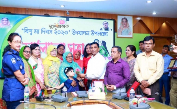 নাটোরে বিশ্ব মা দিবসে পাঁচ মাকে সংবর্ধনা