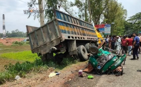 সিরাজগঞ্জের উল্লাপাড়ায় ট্রাক-সিএনজি সংঘর্ষ; একজনের মৃত্যু, আহত ৪