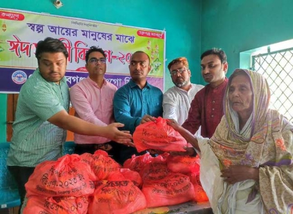 শিবগঞ্জে স্বেচ্ছাসেবী সংগঠনের উদ্যোগে ঈদ সামগ্রী বিতরণ