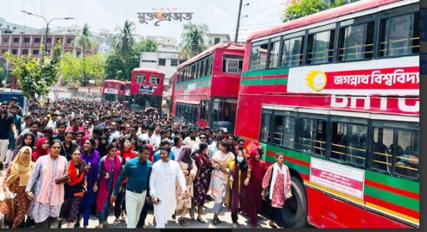 প্রধানমন্ত্রীকে হত্যার হুমকির প্রতিবাদে জবি ছাত্রলীগের প্রতিবাদ মিছিল 