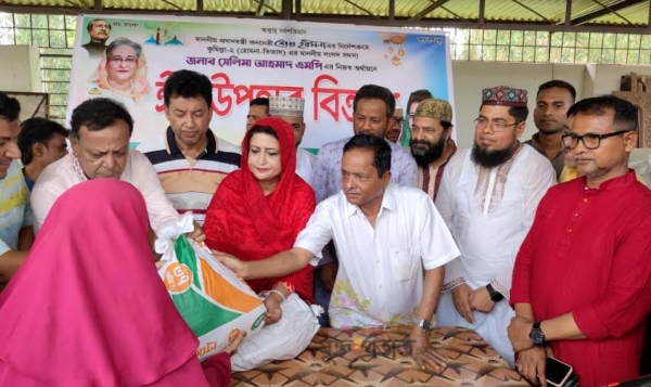 তিতাসে অসহায় ও দুস্থদের মাঝে এমপি মেরীর ঈদ উপহার বিতরণ