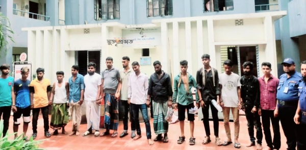 রূপগঞ্জের চনপাড়ায় পুলিশের যৌথ অভিযান মাদক ও ধারালো অস্ত্রসহ গ্রেপ্তার ১৫