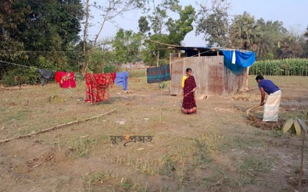 রাতের আঁধারে ঘর তুলে জমি দখলের অভিযোগ