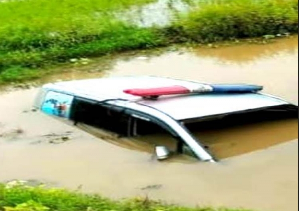 উল্লাপাড়ায় অ্যাম্বুলেন্স খাদে পড়ে এক যুবক নিহত