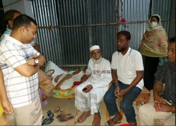 বৃদ্ধ পিতা-মাতার ঠাই মিলল স্কুল শিক্ষিকার বাড়িতে