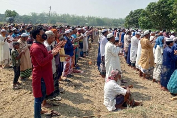 খোলা আকাশের নিচে বিশেষ নামাজ (সালাতুল ইসতিসক) আদায়