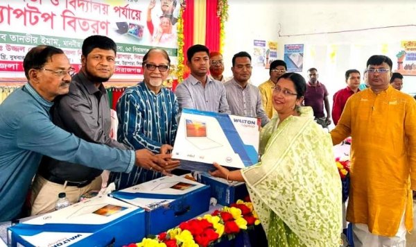 উল্লাপাড়ায় ল্যাপটপ বিতরণ