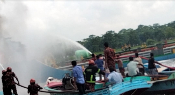 সুগন্ধায় ছড়িয়ে পড়ছে তেল, পরিবেশ বিপর্যয়ের শঙ্কা