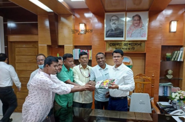 বাগেরহাট  উপজেলা  প্রেসক্লাবের পক্ষ থেকে জেলা  প্রশাসক এর এর সাথে ,ফুললে শুভচ্ছো