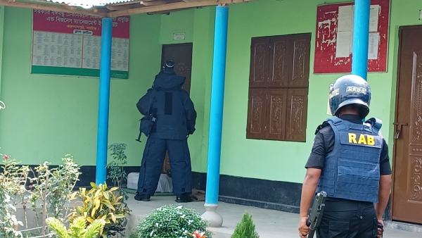 আমের বস্তায় অধ্যক্ষের নামে এলো বোমা
