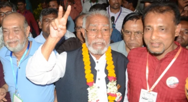 খুলনায় তালুকদার খালেক বরিশালে খায়ের আব্দুল্লাহ মেয়র নির্বাচিত