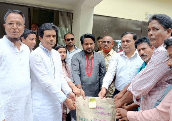 গুরুদাসপুরের ৬৫০ কৃষক পেলেন সার-বীজ
