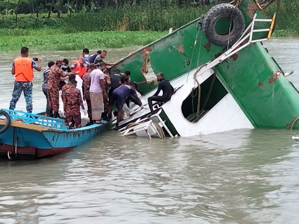 ঝালকাঠিতে দূর্ঘটনা কবলিত জাহাজ থেকে আরো ২টি মরদেহ উদ্ধার