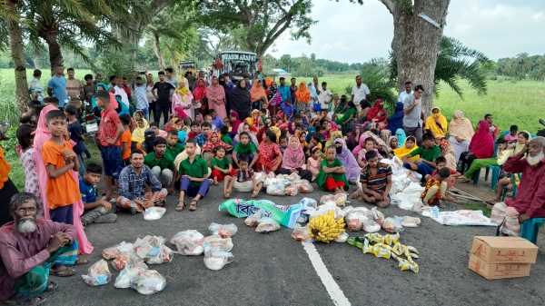 বড়াইগ্রামে প্রতিবন্ধীদের  সড়ক অবরোধ 