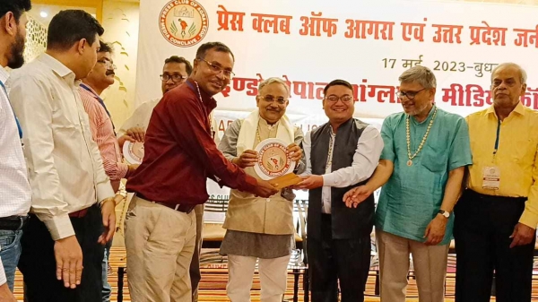 সাহসী সাংবাদিকতার স্বীকৃতি পলেন বাংলাদেশের আখতার রহমান
