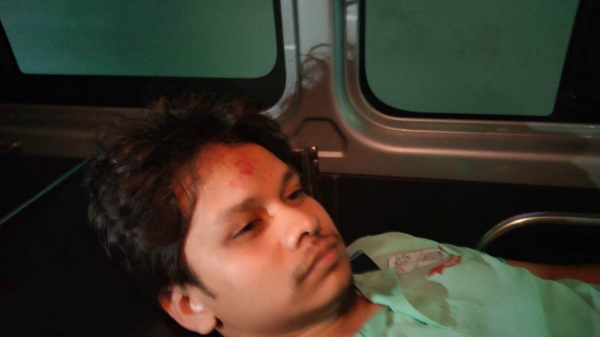 জবি শিক্ষার্থীদের উপর স্থানীয়দের হামলা