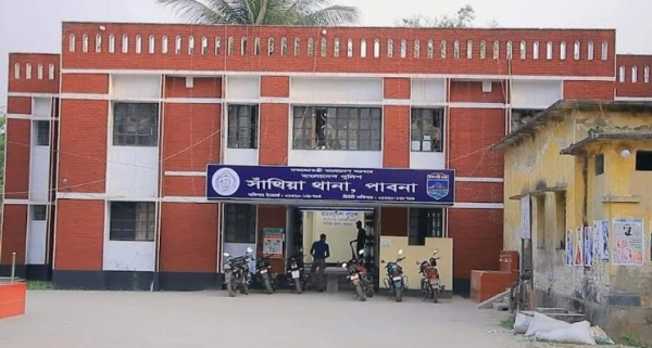 পাবনার সাঁথিয়ায় বিধবাকে কুপিয়ে হত্যা