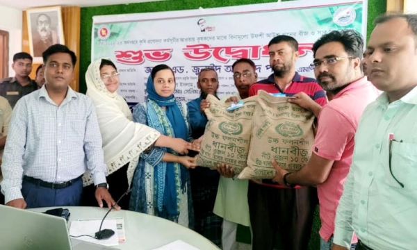সিংড়ায় ৬ হাজার কৃষক পেলেন সার-বীজ