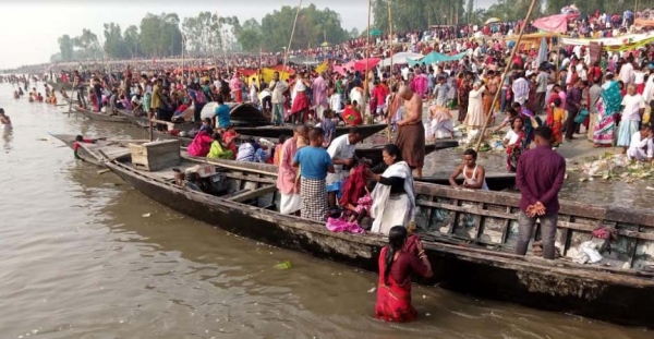 চিলমারীর ব্রহ্মপুত্র নদের জলে অষ্টমীর স্নান সম্পন্ন
