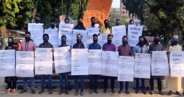 মুখে কালো কাপড় বেঁধে সাংবাদিকদের মৌন প্রতিবাদ