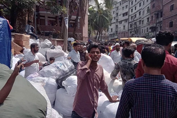 দোকানগুলো থেকে সরিয়ে নেওয়া হচ্ছে মালামাল
