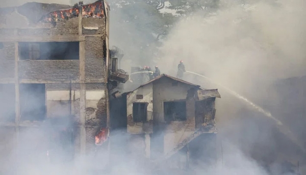 আগুন নেভাতে প্রাণপন চেষ্টা
