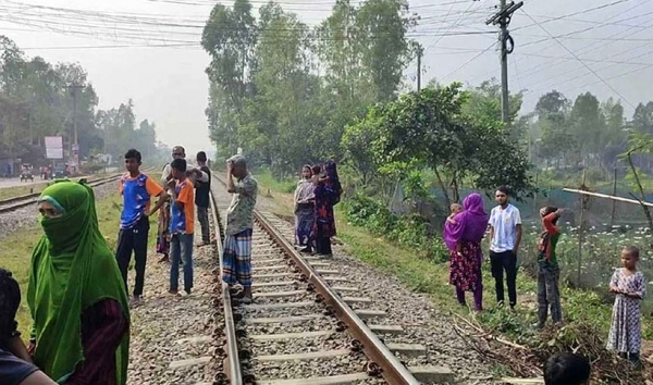 ট্রেনের ধাক্কায় মা-মেয়েসহ ৪ নারীর মৃত্যু