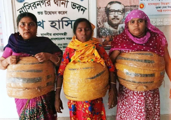নাসিরনগরে ১৫ কেজি গাঁজাসহ ৩ নারী গ্রেপ্তার