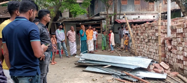 সাঁথিয়ায় বাড়িঘর ভাংচুরের অভিযোগ