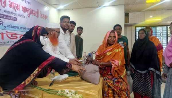 নারী শ্রমিকদের খাদ্য সামগ্রী দিয়েছে লাভলী ফাউন্ডেশন