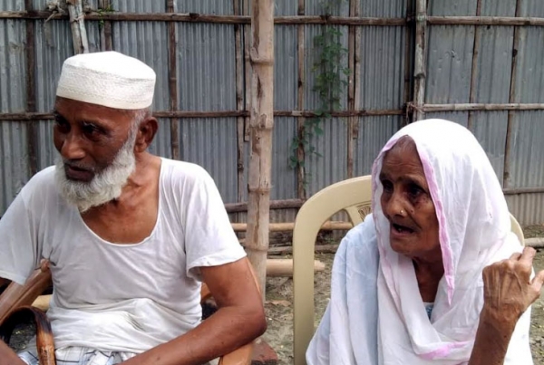 ১৩ বিঘা জমি ৪০লাখ টাকা নিয়ে পিতামাতাকে বাড়ি থেকে বের করে দিলেন সন্তানেরা