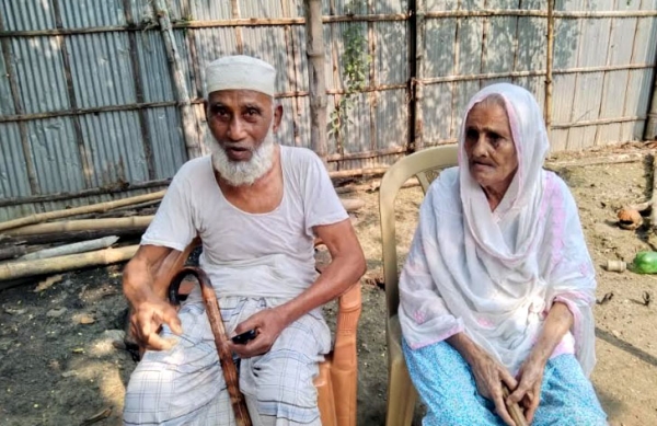 অসহায় মাতা-পিতার দায়িত্ব নিলেন উপজেলা নির্বাহী কর্মকর্তা