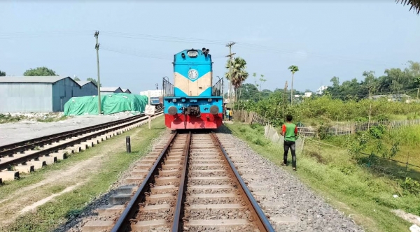 উল্লাপাড়ায় মালবাহী ট্রেন লাইনচ্যুতঃ উত্তরবঙ্গের সাথে ঢাকার যোগাযোগ বিচ্ছিন্ন