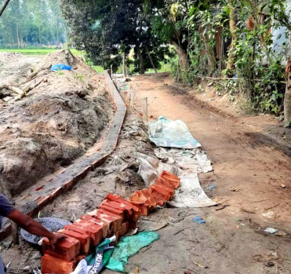 উল্লাপাড়ায় সওজের জায়গায় চলছিল অবৈধ নির্মাণ কাজ, বন্ধ করলেন ইউএনও