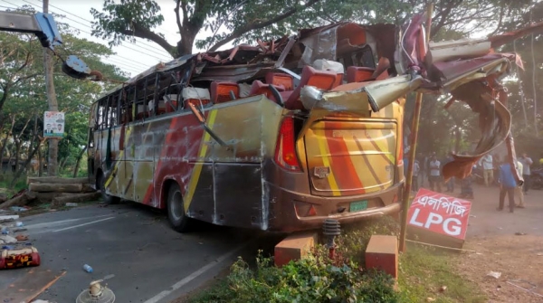 ঝালকাঠিতে বাস উল্টে আহত ২০