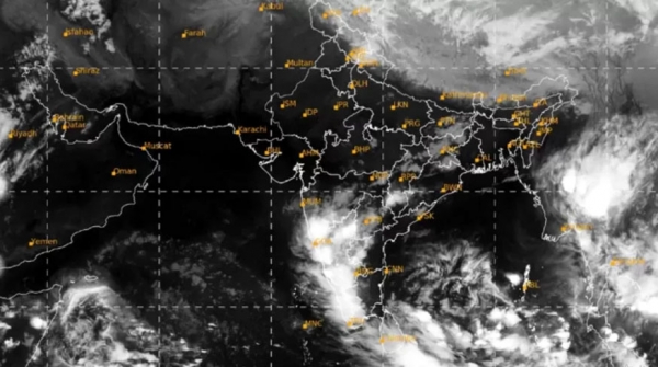 দুপুরের মধ্যেই ঘূর্ণিঝড়ে রূপ নিতে পারে ‘মোখা’