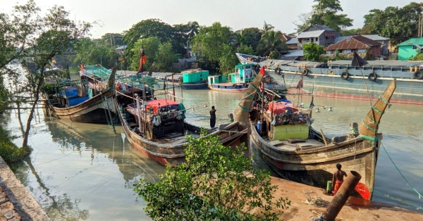 আশ্রয় কেন্দ্রে ছুটছেন উপকূলের বাসিন্দারা, বন্দরে ফিরছে মাছ ধরা ট্রলার