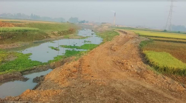 দুর্বৃত্তরা কেটে নিচ্ছেন নদীর মাটি